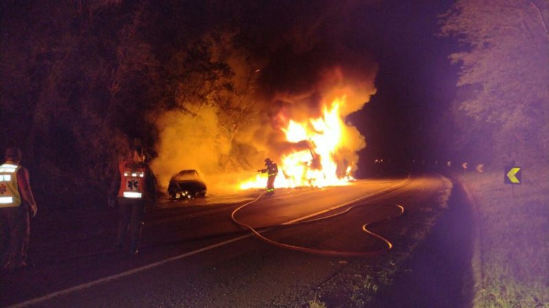 Os dois veículos foram destruídos pelas chamas. &#8211; Foto: Corpo de Bombeiros/Divulgação/ND