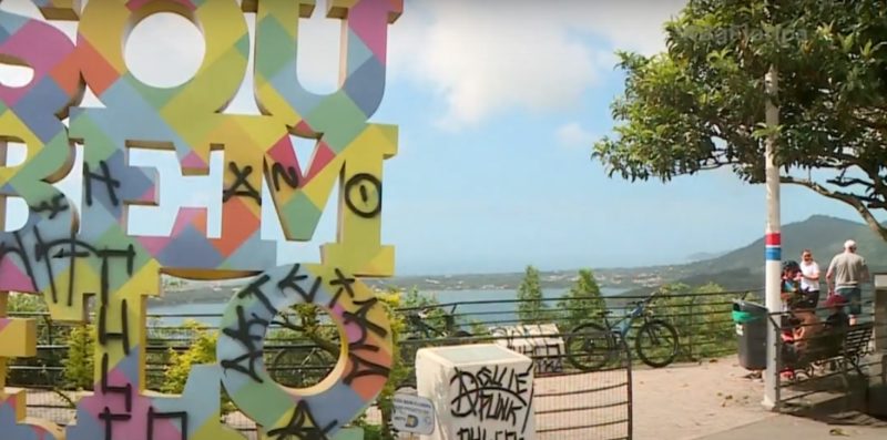 Mirante da Lagoa da Concei&ccedil;&atilde;o amanhece pichado em Florian&oacute;polis – Foto: Reprodu&ccedil;&atilde;o/NDTV RecordTV