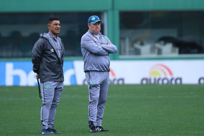 Pintado quebra a cabe&ccedil;a para tentar extrair mais do time da Chapecoense que busca sua segunda vit&oacute;ria na competi&ccedil;&atilde;o – Foto: M&aacute;rcio Cunha/CFC/Divulga&ccedil;&atilde;o