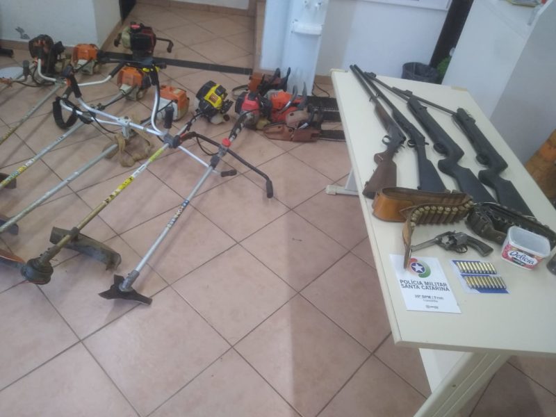 Dono da casa foi preso pelos crimes de recepta&ccedil;&atilde;o, posse ilegal de arma de fogo e posse irregular de muni&ccedil;&atilde;o – Foto: PM/ND