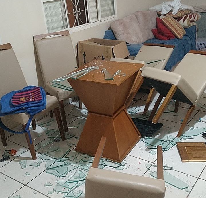 No local, os policiais encontraram um homem muito alterado, quebrando utensílios domésticos – Foto: PM/ND