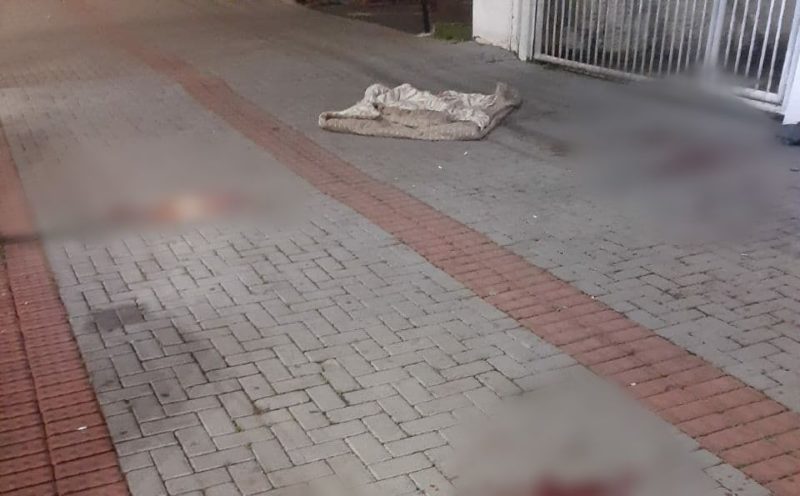 Uma pessoa da comunidade acionou a polícia após passar pelo local e enxergar um morador de rua com intensos sangramentos – Foto: PM/ND