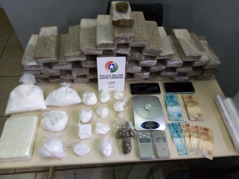 Ap&oacute;s den&uacute;ncia, pol&iacute;cia aprende aproximadamente 30kg de maconha com casal – Foto: PMSC/Divulga&ccedil;&atilde;o/ND