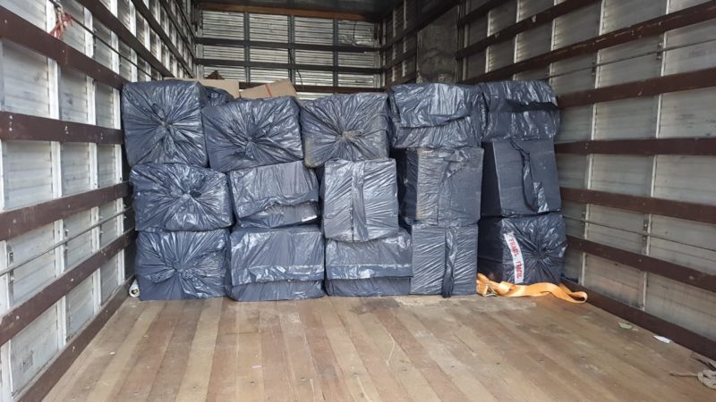 Ao todo, a PM apreendeu 742 garrafas de vinho escondidos em caixas de brinquedos – Foto: PM/ND