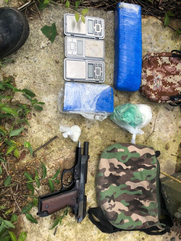 Al&eacute;m de arma, os PMSC ainda apreenderam muni&ccedil;&otilde;es, drogas e balan&ccedil;as de precis&atilde;o – Foto: PMSC/divulga&ccedil;&atilde;o