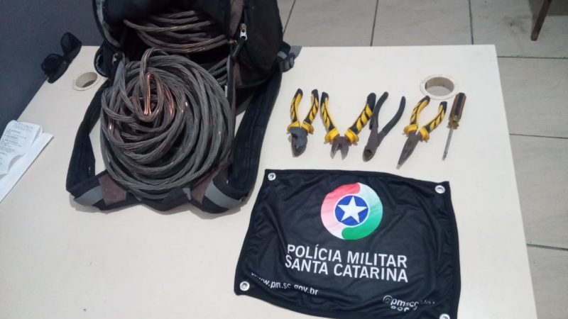 Quase 16 kg de fios de cobre foram apreendidos em posse do homem de 27 anos – Foto: PMSC/Crici&uacute;ma
