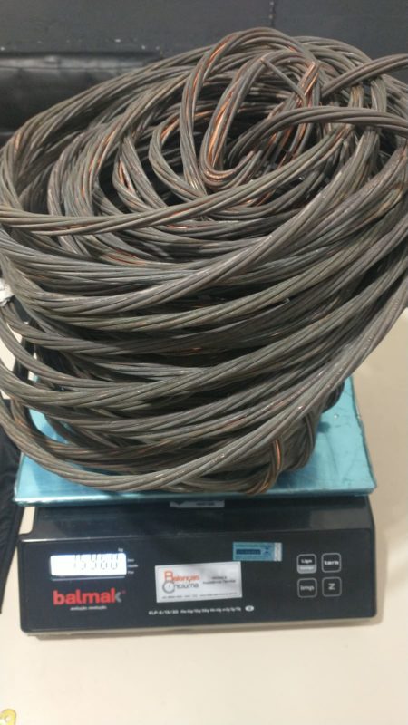 Quase 16 kg de fios de cobre foram apreendidos em posse do bandido; 16&ordf; pris&atilde;o por furto – Foto: PMSC/Crici&uacute;ma
