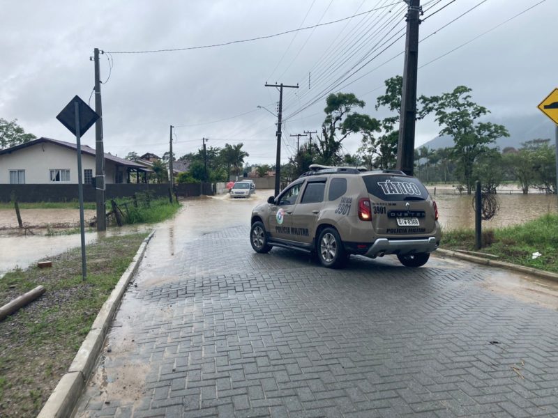 Polícia teve dificuldades em acessar região por conta das chuvas e precisou da ajuda do helicóptero águia – Foto: Osvaldo Sagaz/Divulgação/ND
