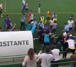 Briga generalizada durante jogo teve intervenção da polícia em Portugal – Foto: Reprodução Internet/ND