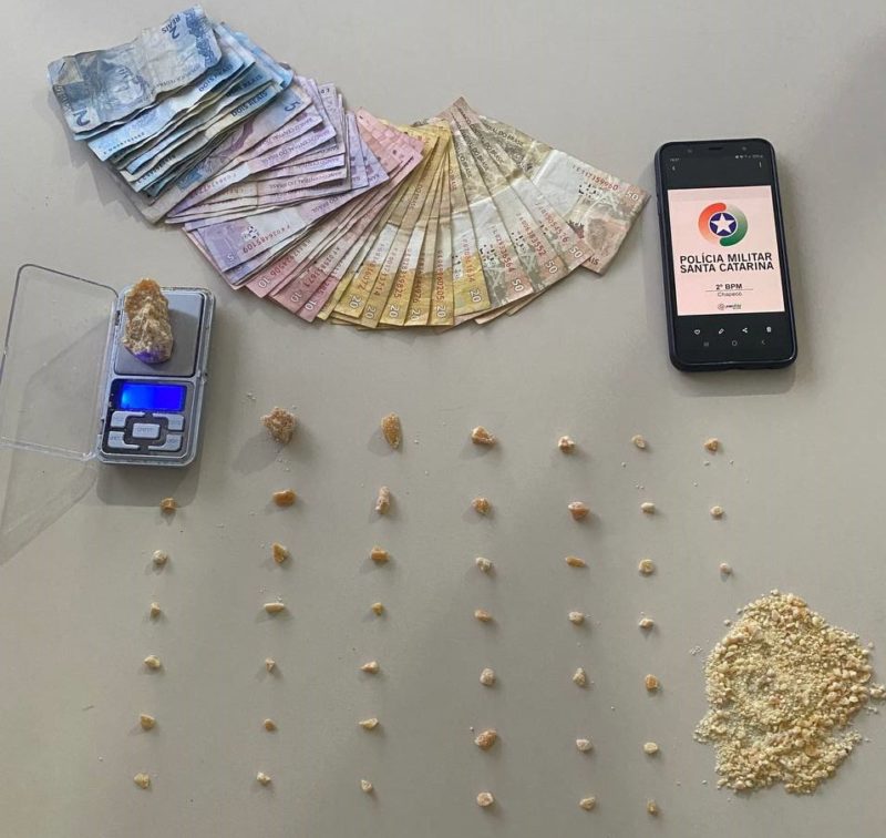 Policiais apreenderam R$ 513 e 40 gramas de crack – Foto: Pol&iacute;cia Militar/ND