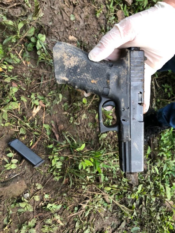 Jovem de 18 anos estava com drogas na mochila e armado – Foto: Divulga&ccedil;&atilde;o/PMSC