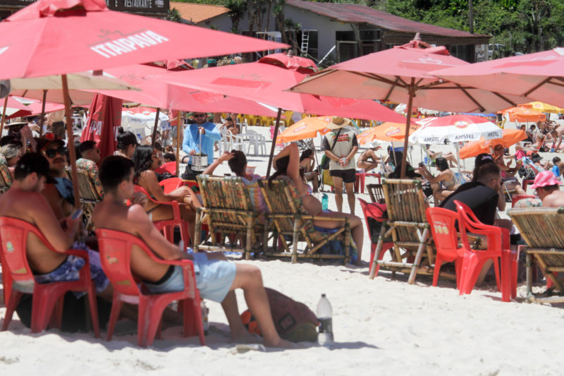 Dia de sol atraiu moradores e turistas para a praia da Joaquina, no leste da ilha de SC – Foto: Leo Munhoz/ND