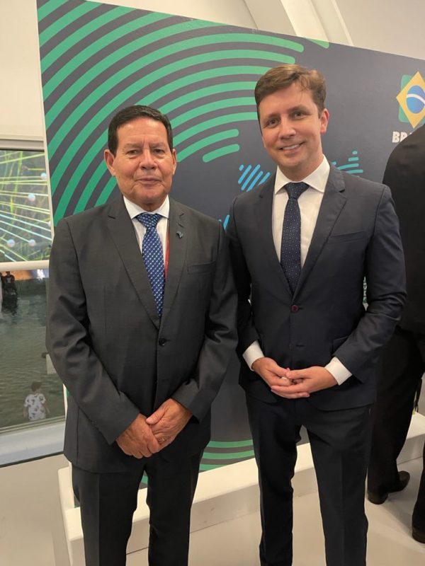 Vice-presidente, Hamilton Mour&atilde;o (PRTB) e o prefeito de Balne&aacute;rio Cambori&uacute;, Fabr&iacute;cio Oliveira (Podemos) – Foto: Prefeitura de Balne&aacute;rio Cambori&uacute;/ND