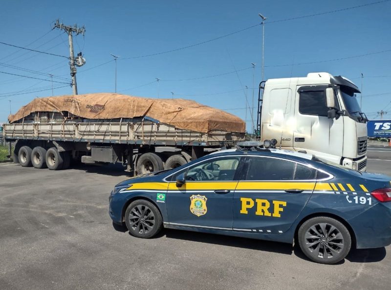 PRF identifica carreta com nove toneladas al&eacute;m do permitido na BR-101, em Ararangu&aacute; – Foto: Divulga&ccedil;&atilde;o/PRF/ND