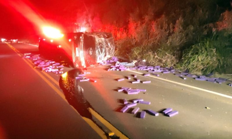 Droga ficou espalhada pela rodovia ap&oacute;s o acidente – Foto: PRF/ND