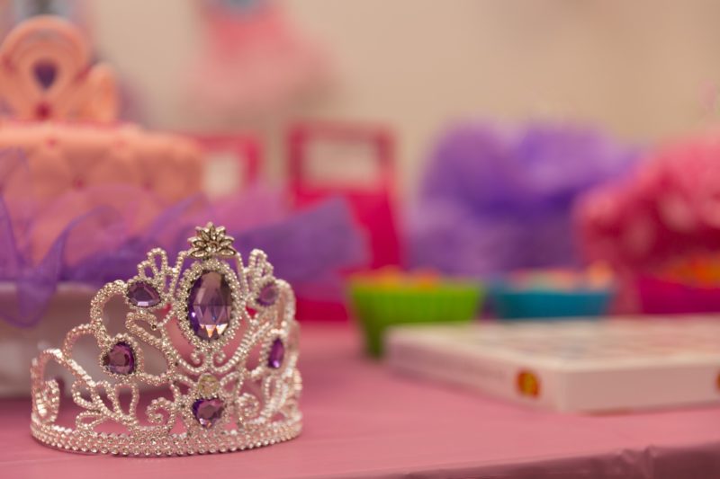 Jovens impedidos de entrarem em shopping de SC fantasiados de princesa serão indenizados – Foto: Pixabay/Reprodução/ND