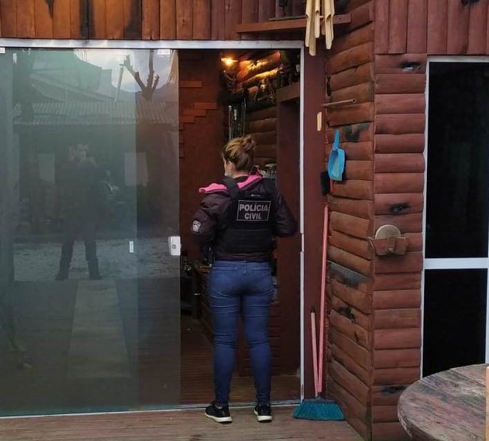 Mulher foragida do Paran&aacute; foi presa em Palho&ccedil;a – Foto: PCSC/Divulga&ccedil;&atilde;o/ND