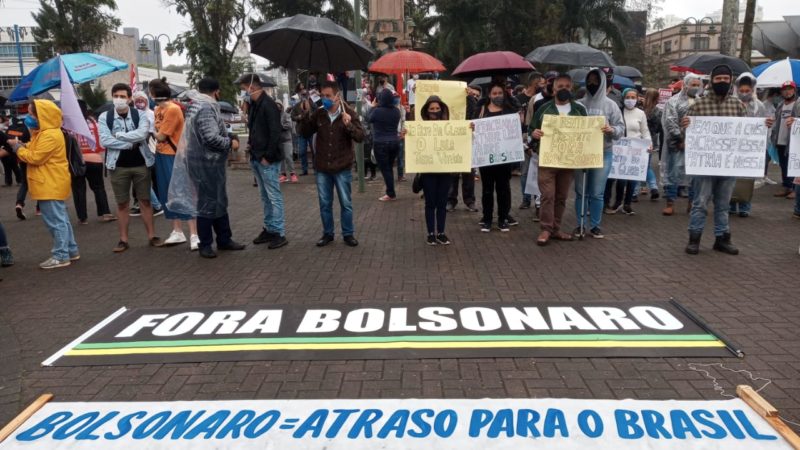 Cerca de 500 pessoas protestaram sob chuva em Joinville – Foto: Manoel Roque/MST