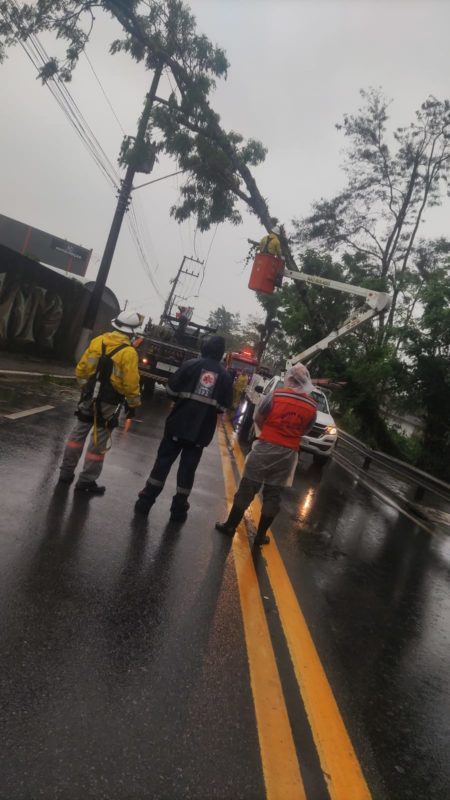 Chuva forte em Santo Amaro da Imperatriz faz rio transbordar e deixa  população em alerta - NSC Total