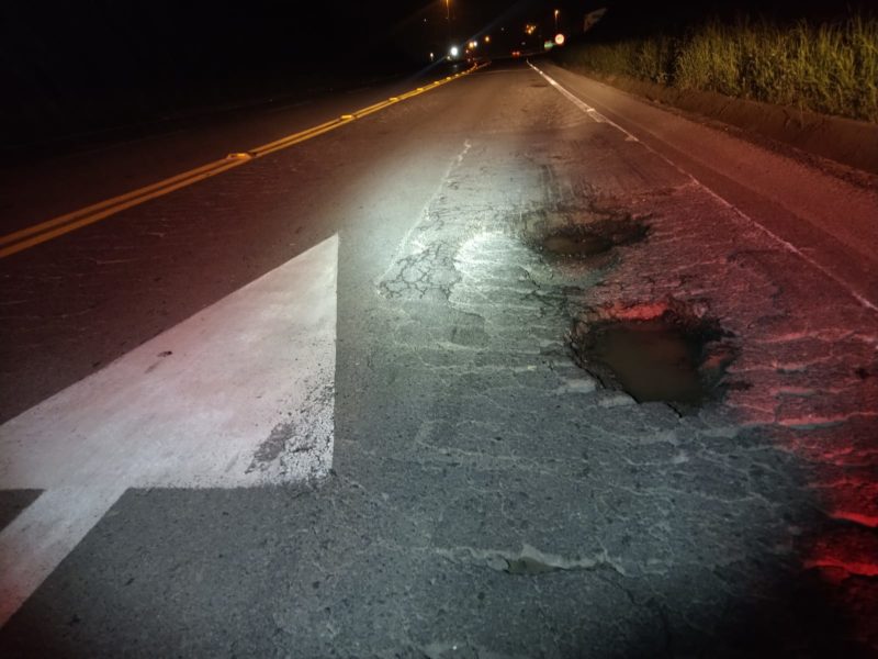 Ciclista caiu ap&oacute;s passar por buraco na SC-418 – Foto: PMRv/Divulga&ccedil;&atilde;o