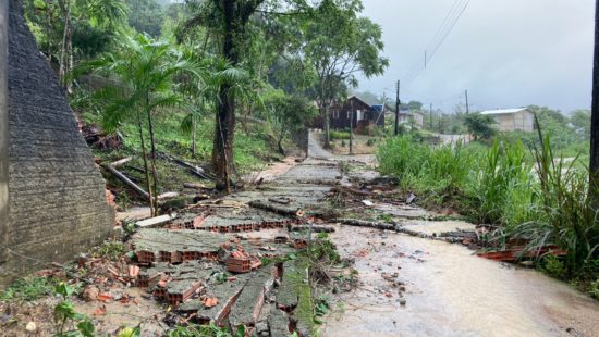 Chuva forte em Santo Amaro da Imperatriz faz rio transbordar e deixa  população em alerta - NSC Total