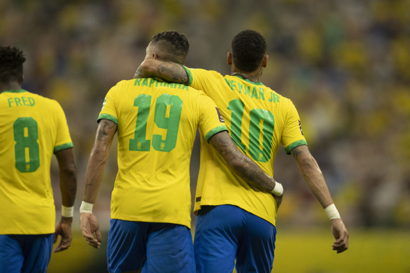 Raphinha comemora gol ao lado de Neymar &#8211; Foto: Lucas Figueiredo/CBF