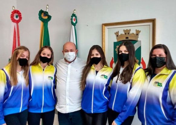 Patinadoras e a t&eacute;cnica em visita &agrave; Prefeitura de Brusque, dias antes da competi&ccedil;&atilde;o – Foto: divulga&ccedil;&atilde;o/redes sociais
