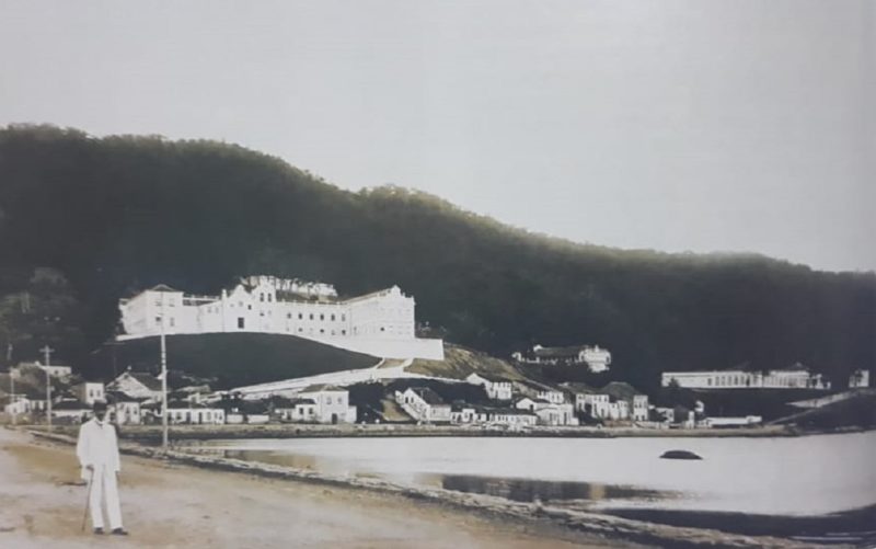 Aqui, na ladeira do Hospital de Caridade ocorreu a primeira regata em 1861. – Foto: Acervo Casa da Mem&oacute;ria Florian&oacute;polis