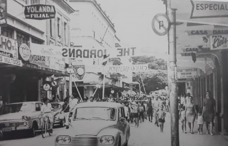 Carreata na Rua Felipe Schimidt, centro da capital. A festa dos campe&otilde;es invadia a cidade. – Foto: Acervo Clube N&aacute;utico Riachuelo