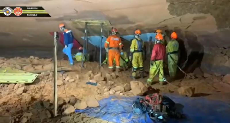 Bombeiros, Defesa Civil e Samu montaram uma for&ccedil;a-tarefa para realizar o resgate das v&iacute;timas na gruta. – Foto: Reprodu&ccedil;&atilde;o/Corpo de Bombeiros da PMESP/ND