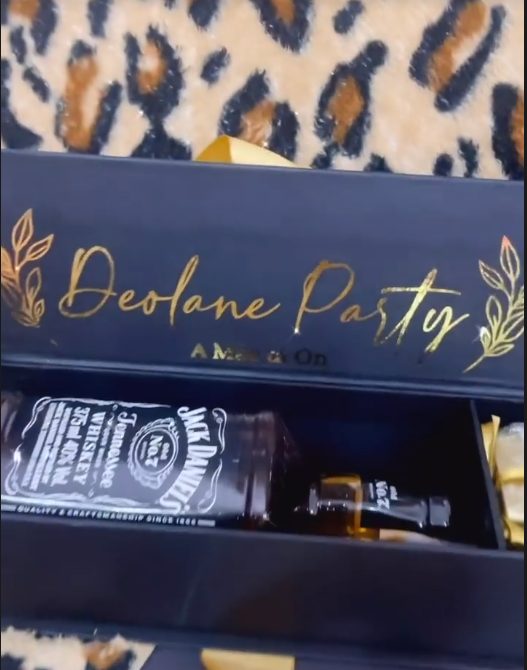 Convite de festa é caixa personalizada com uísque importado – Foto: Reprodução Instagram