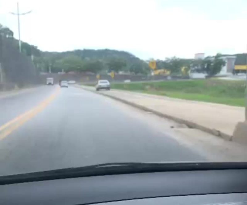 FRAME – Carro repercute na internet cometendo infra&ccedil;&atilde;o bizarra de tr&acirc;nsito – Foto: Reprodu&ccedil;&atilde;o/Internet/ND