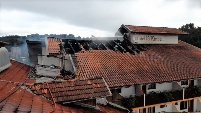 Fogo destruiu parte do telhado de hotel – Foto: Reprodução/Tílias News/ND