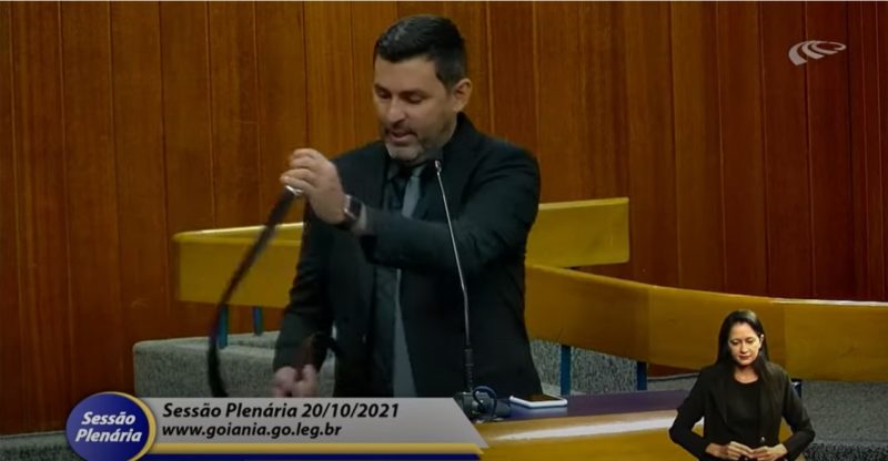 Vereador ameaça bater de cinta em colega parlamentar – Foto: Reprodução/TV Camara Goiânia/ND