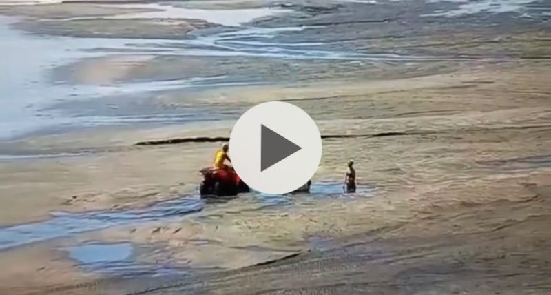 Mulheres ficam presas na nova areia da praia Central de BC – Foto: Reprodução/ND