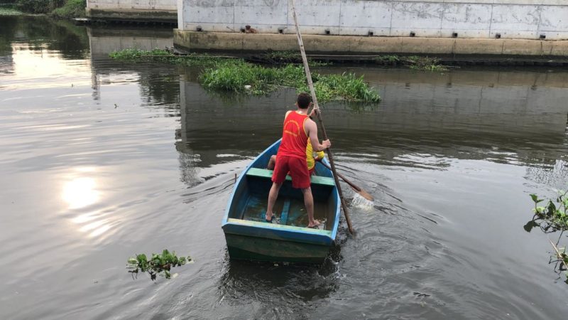 Bombeiros utilizaram um barco de madeira para se aproximar do animal – Foto: Divulga&ccedil;&atilde;o/CBMSC