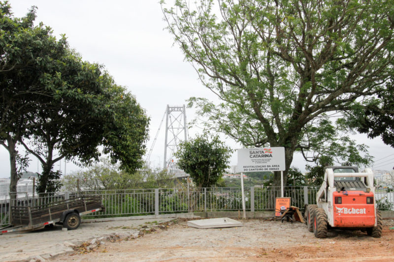 Trabalhos iniciaram no terreno que servia de base para o canteiro de obras da recupera&ccedil;&atilde;o da ponte Herc&iacute;lio Luz – Foto: Leo Munhoz/ND