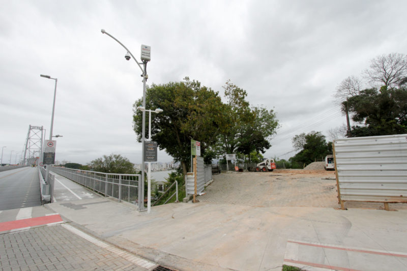 &Aacute;rea da cabeceira insular da ponte Herc&iacute;lio Luz que vai receber um posto policial e centro de atendimento ao turista – Foto: Leo Munhoz/ND