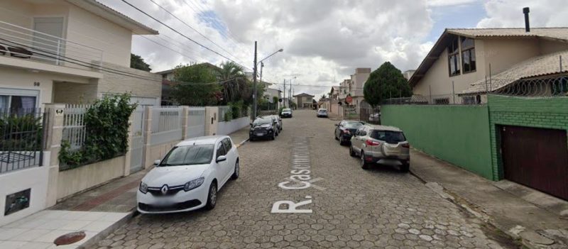Mulher de 47 anos foi esfaqueada nesta segunda-feira (4), na rua Casimiro de Abreu, no Balne&aacute;rio, em Florian&oacute;polis – Foto: Reprodu&ccedil;&atilde;o/Google Street View