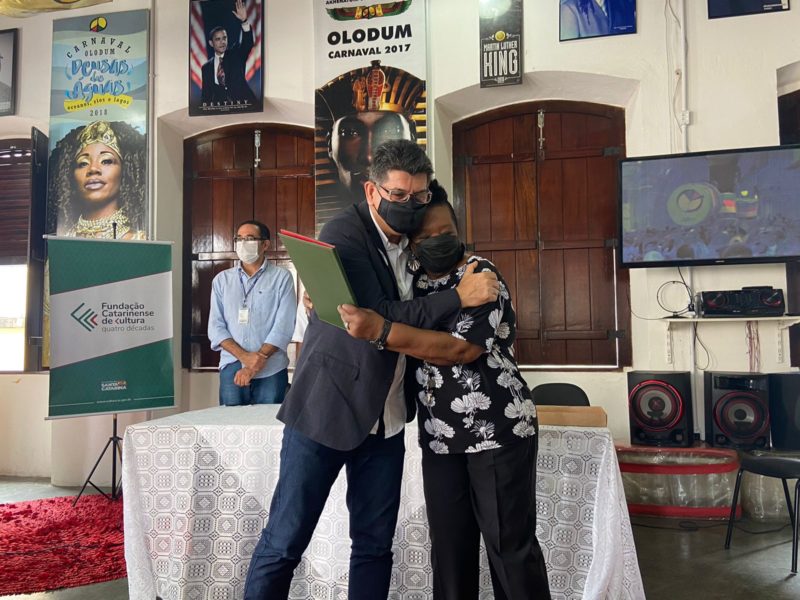 Edinho Lemos com a atriz homenageada Neusa Borges &nbsp;– Foto: Divulga&ccedil;&atilde;o ND