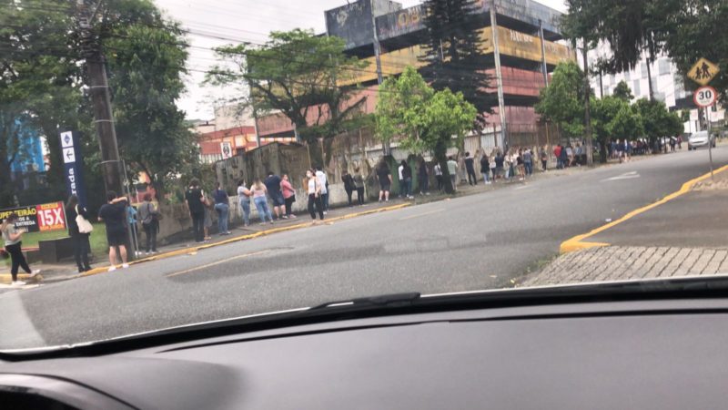 fila gigante para tomar a vacina contra covid-19 em Joinville