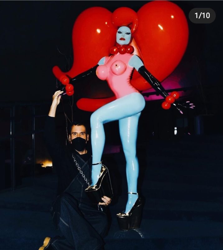 Sabrina Sato misturou inspira&ccedil;&otilde;es em Jeff Koons e Leigh Bowery em sua fantasia de Halloween – Foto: Reprodu&ccedil;&atilde;o/Internet