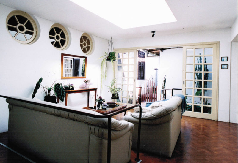 Uma das salas da antiga casa da fam&iacute;lia, que agora &eacute; um residencial geri&aacute;trico – Foto: Divulga&ccedil;&atilde;o