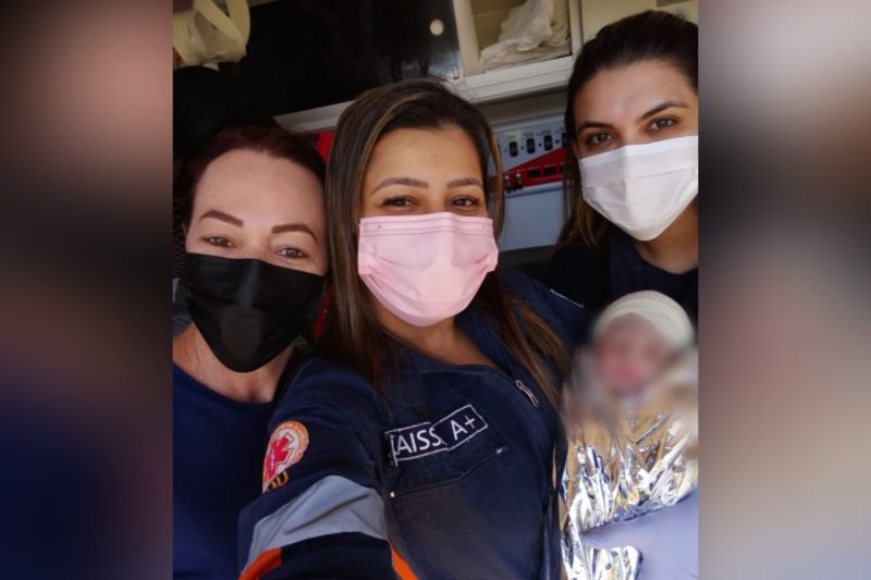 M&eacute;dica, enfermeira e t&eacute;cnica em enfermagem auxiliaram no parto. – Foto: Samu/Divulga&ccedil;&atilde;o/ND