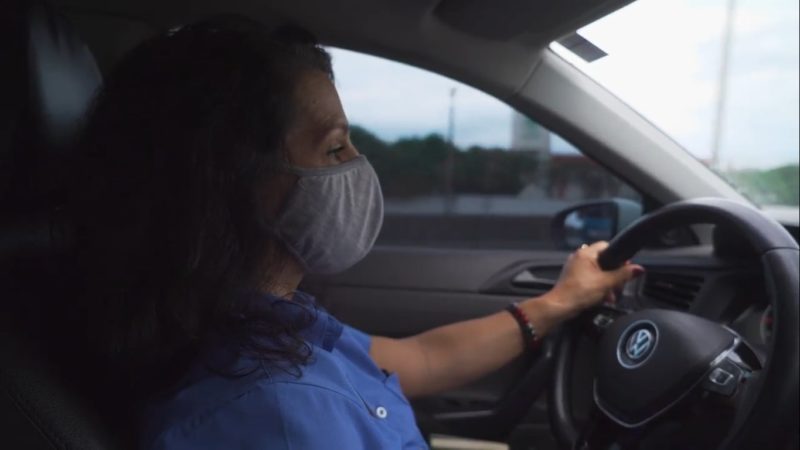 A taxista Sandra Rodrigues contabiliza os prejuízos com o trânsito parado na BR-101. – Foto: Marcelo Feble/NDTV