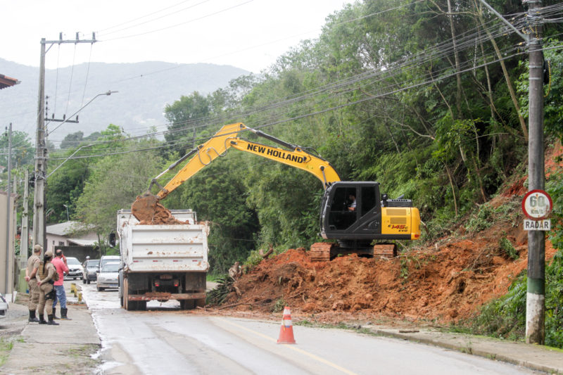 Prefeitura de Santo Amaro da Imperatriz trabalha na recupera&ccedil;&atilde;o da cidade ap&oacute;s fortes chuvas – Foto: Leo Munhoz/ND