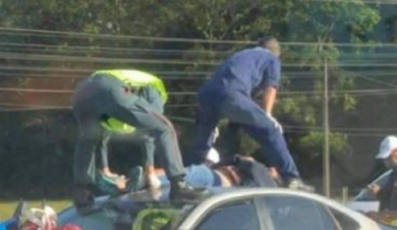 Motociclista foi parar no teto de carro após colisão na SC-401 &#8211; Foto: Reprodução/Repórter Sérgio Guimarães