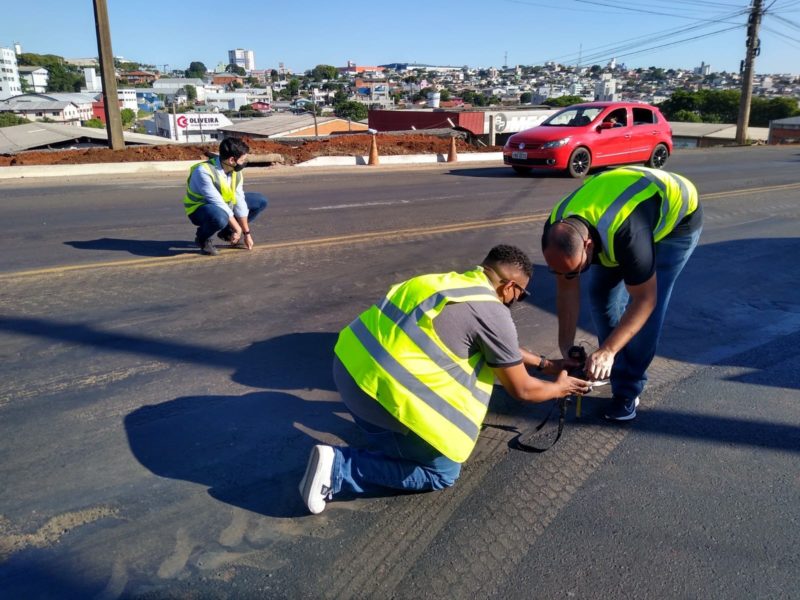 Análises estão sendo feitas em obras de três ruas. &#8211; Foto: Selio Gasparetto/NDTV Chapecó