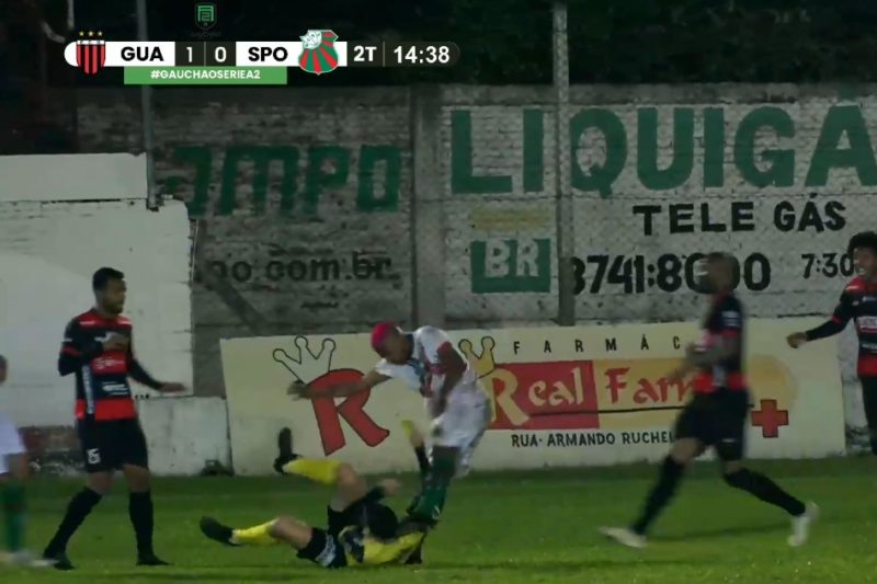FGF TV e a imagem exata onde o jogador chuta a cabeça do árbitro da partida; caso de polícia &#8211; Foto: FGF TV/Divulgação/ND