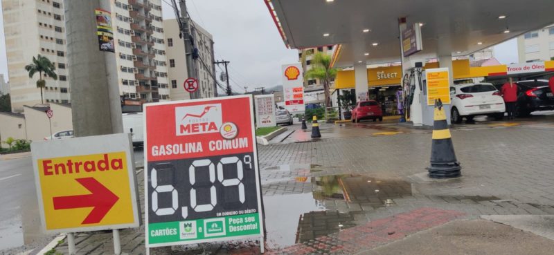 Com a alteração da taxa na gasolina, alguns postos de combustíveis aumentaram o preço em Blumenau &#8211; Foto: Stêvão Limana/ND